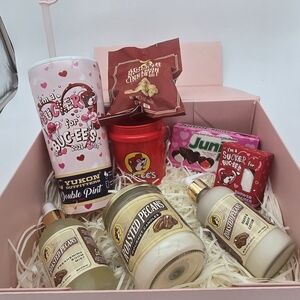 Buc-ee's Valentines 2026 Gift Set 32 Oz Tumbler, Body, Home, And Snack Box.